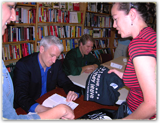 Anderson Cooper at a book signing in New Olreans is thanked for his Katrina animal rescue coverage 320x246
