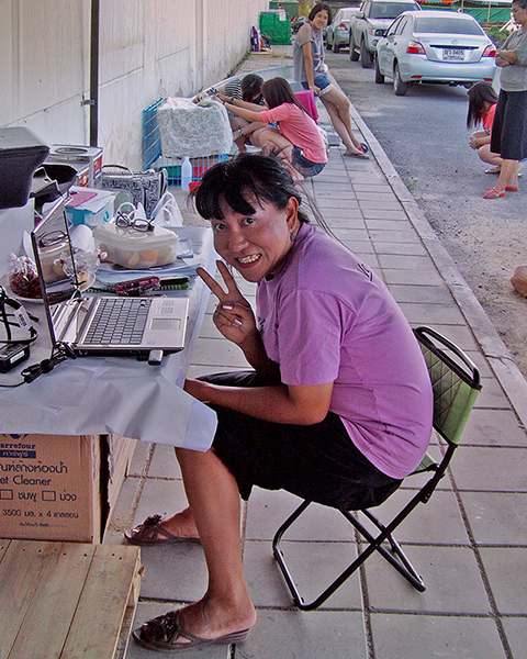 Patty coordinates local volunteers (c) Kinship Circle
